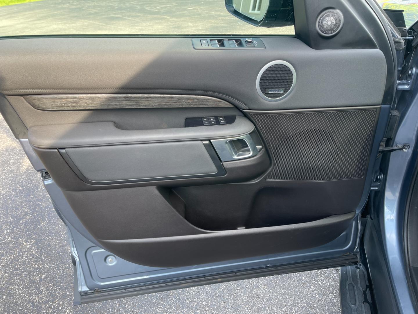 2018 Blue /Black Land Rover Discovery HSE (SALRR2RV5JA) with an 3.0L V6 DOHC 24V Supercharged engine, 8A transmission, located at 11115 Chardon Rd. , Chardon, OH, 44024, (440) 214-9705, 41.580246, -81.241943 - This 2018 Land Rover Discovery HSE is a luxurious and capable SUV that offers a blend of comfort, technology, and off-road prowess. With its 3.0L supercharged V6 engine, it produces 340 horsepower and is paired with an 8-speed automatic transmission. The interior features premium leather upholstery, - Photo#18